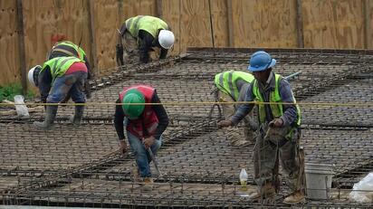 Actividad industrial en México creció 2.1% en abril, impulsada por construcción y manufactura, según Inegi.    La actividad industrial en México registró