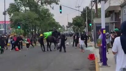 Enfrentamientos entre manifestantes y policías se registraron en el Estadio Ciudad de México durante el partido inaugural del Mundial 2026.  Durante el partido