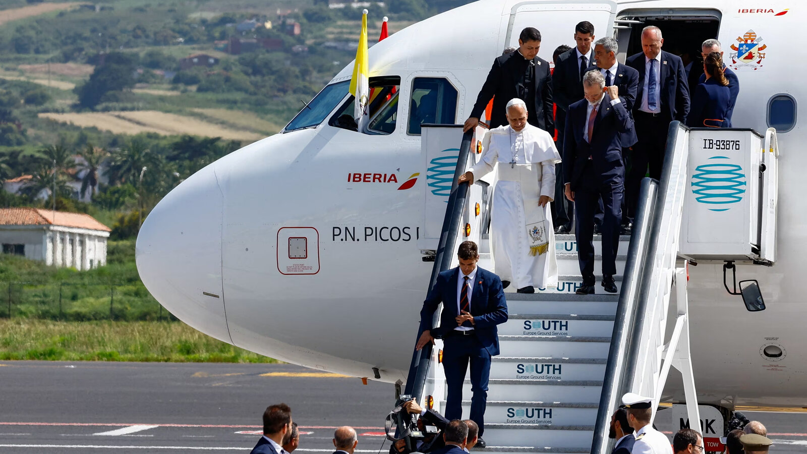 Papa León XIV baja del avión en Canarias por incidencia técnica