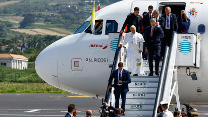 Papa León XIV y el rey Felipe VI abandonaron un avión en Canarias tras una incidencia técnica que impidió su despegue previsto rumbo a Roma  El papa Papa León