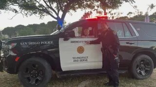 Policía de California hiere por accidente a compañero durante juego imprudente