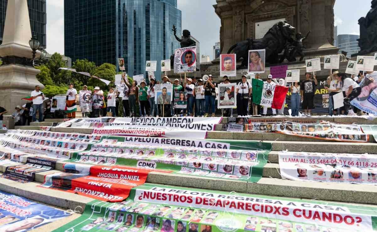Festejos por triunfo de México en Mundial conviven con protesta de buscadoras