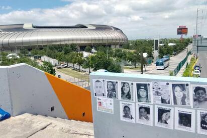 Madres buscadoras llevan fichas de desaparecidos al estadio mundialista de Monterrey