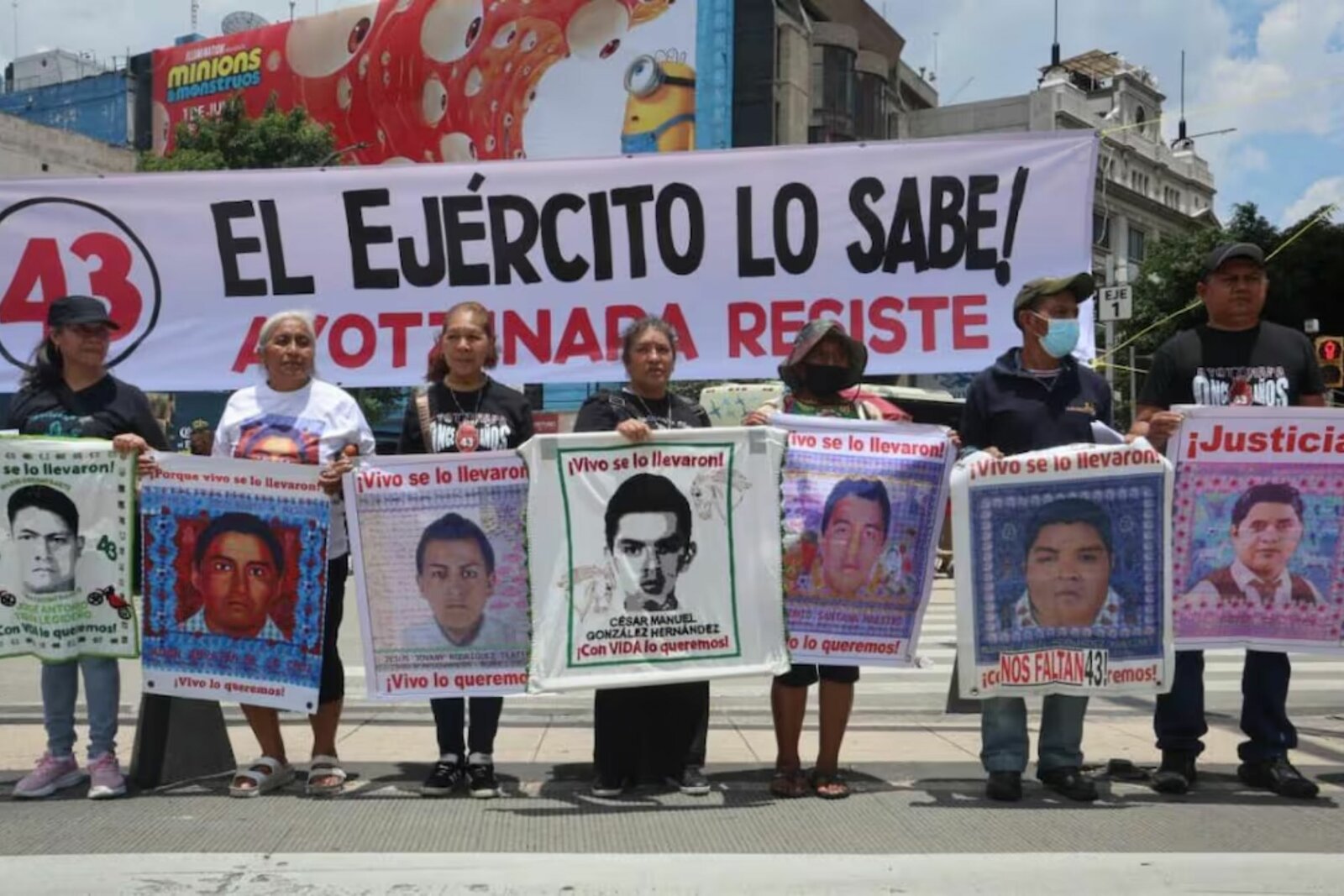 Padres de Ayotzinapa denuncian bloqueo de autobuses y cancelan reunión federal