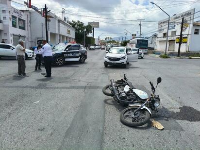 Motociclista sale volando y termina lesionado en choque en Monclova 