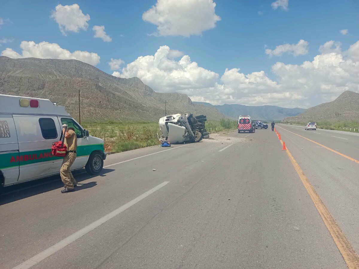 Se queda dormido al volante y vuelca tráiler en la carretera Federal 30