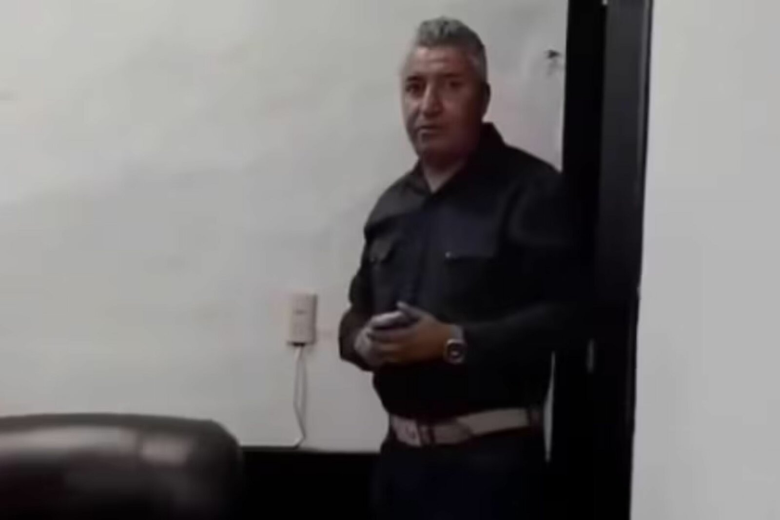 Exhiben a alcalde de Villanueva consumiendo alcohol en Sala de Cabildo