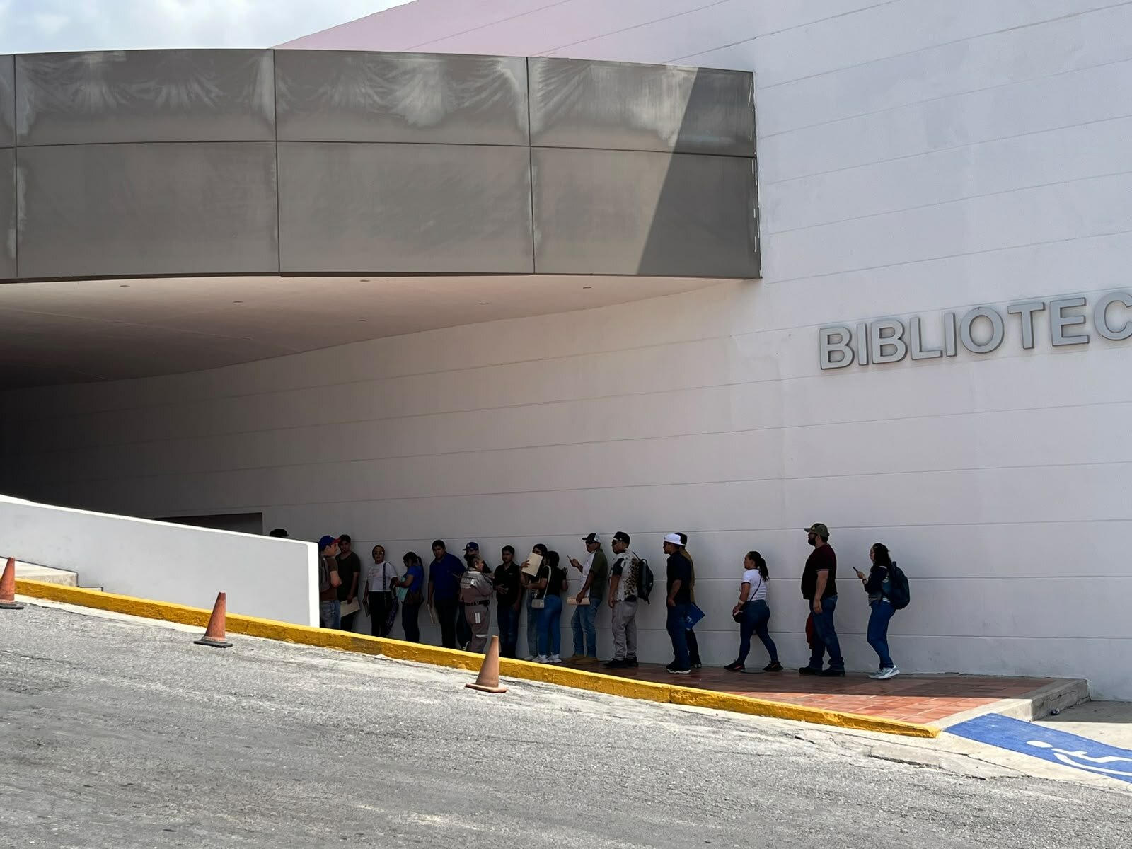 Jóvenes abarrotan jornada de reclutamiento de Yura Harness en Monclova; contratación continúa este domingo