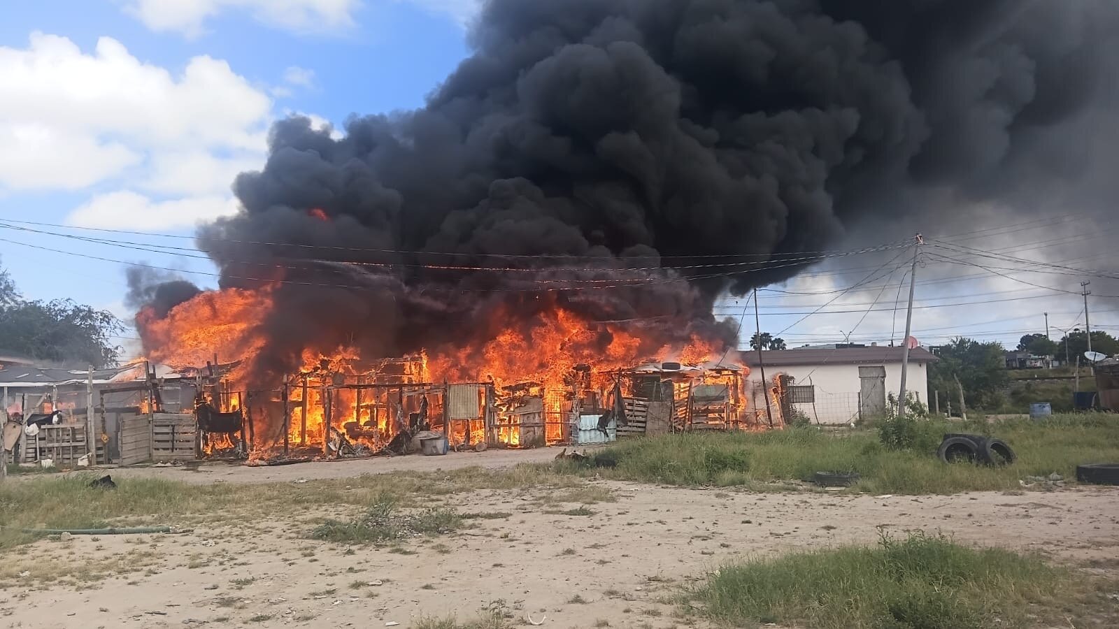 Incendio destruye tres viviendas en la colonia Periodistas