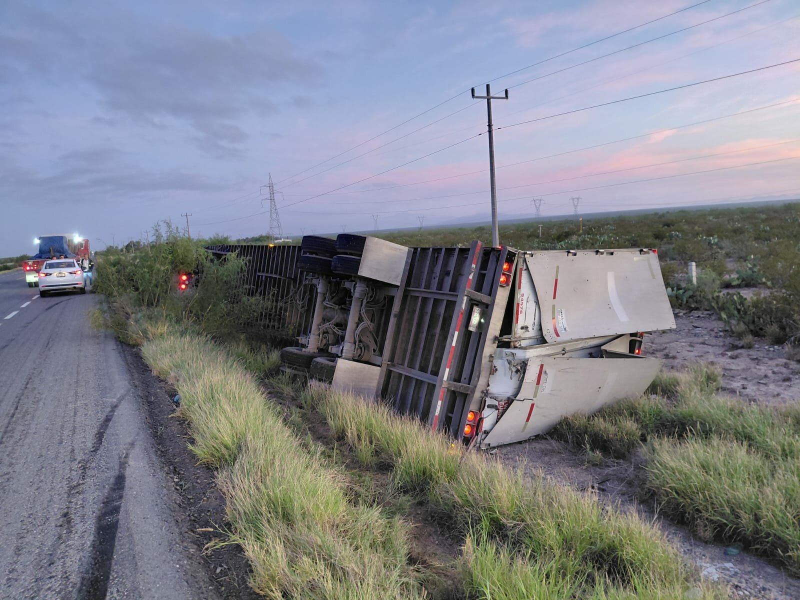 Tráiler cargado con refrescos termina volcado rumbo a Monclova