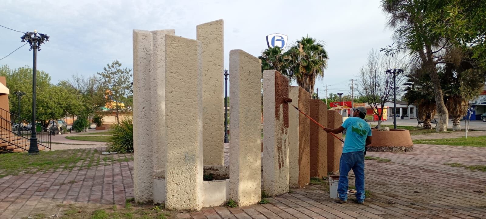 Continúan trabajos de mantenimiento en plazas públicas de Múzquiz