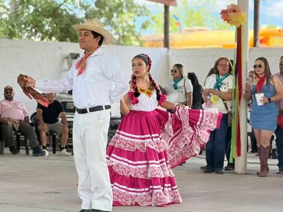 Los bailables folclóricos llenaron de color y alegría el escenario, destacando las tradiciones y la identidad cultural de la comunidad.  San Antonio