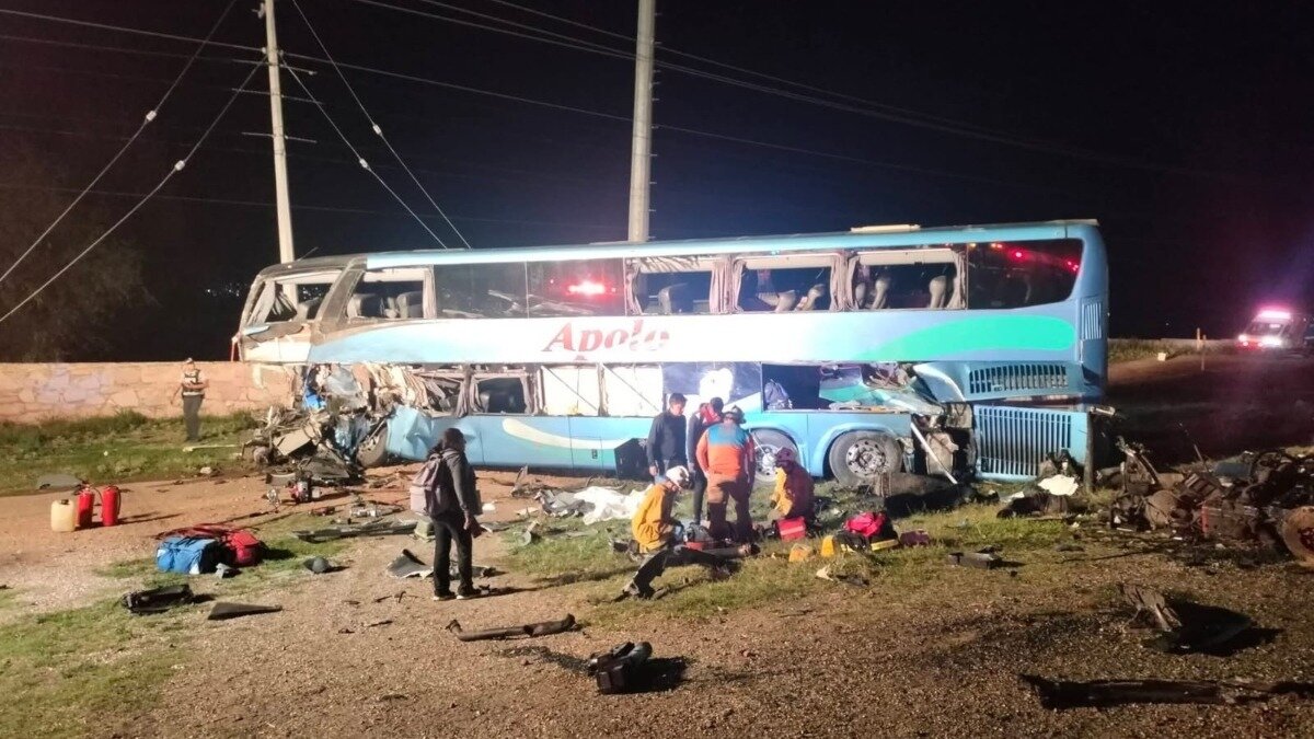 Choque entre autobús y tráiler deja 6 muertos en Guanajuato