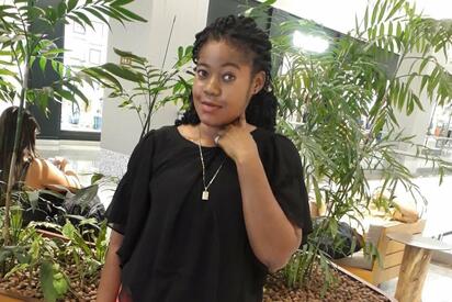 Un médico forense determinó que la muerte de una migrante haitiana liberada por ICE fue homicidio, tras hallarla sin vida en una parada de autobús.  La Oficina