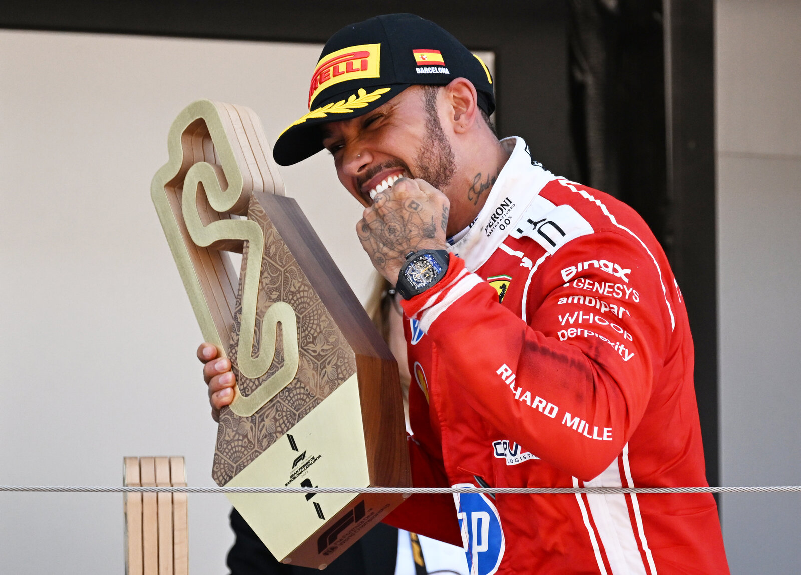 Hamilton gana en Barcelona y recorta distancia en el campeonato