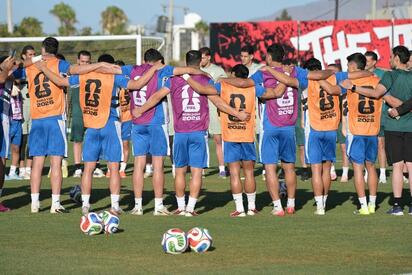 Selección de Irán llega a Los Ángeles para su debut