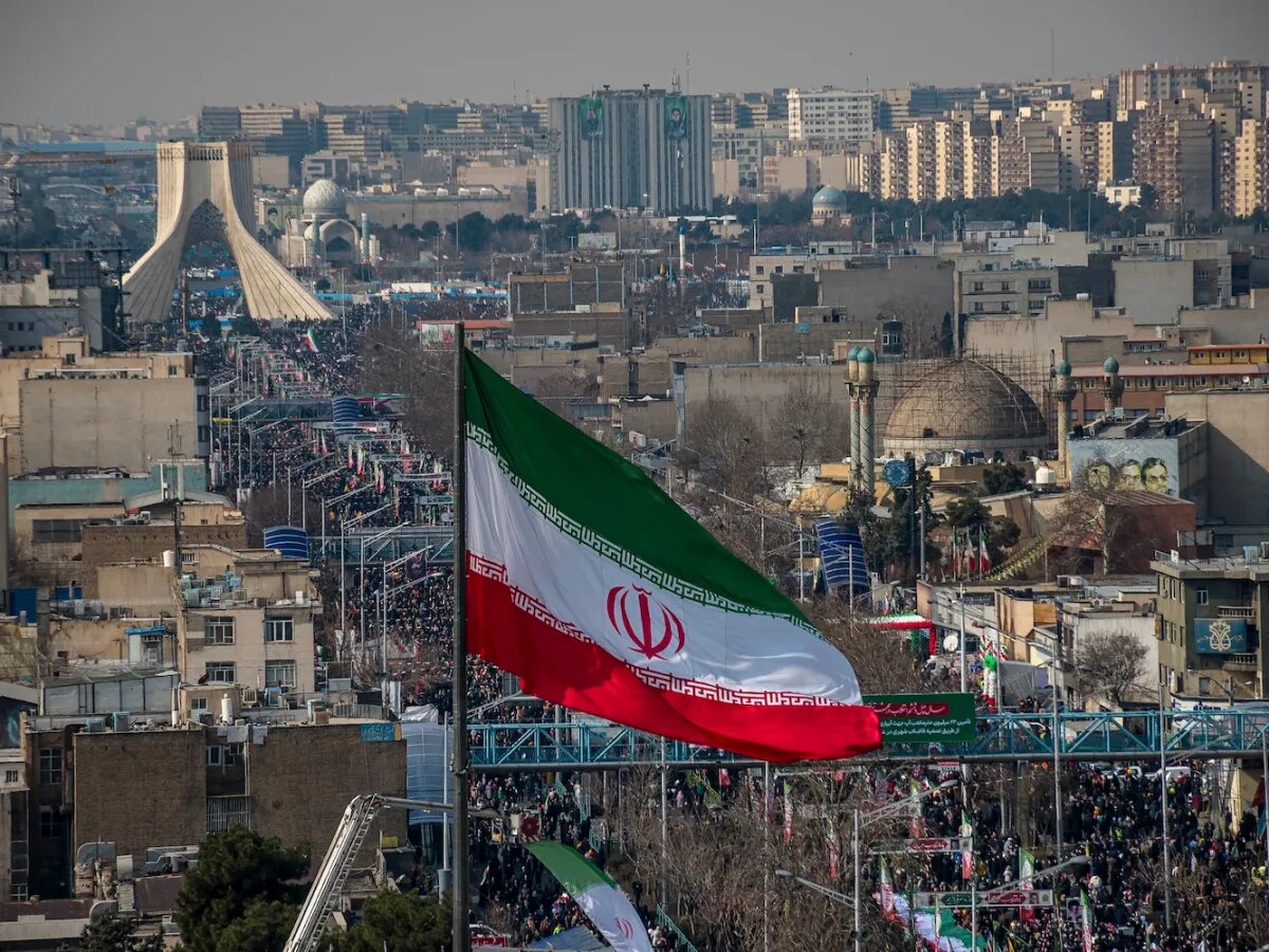 Las negociaciones entre Irán y Estados Unidos enfrentan nuevos obstáculos tras el rechazo iraní a un acuerdo provisional y el aumento de tensiones regionales.