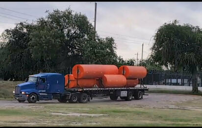 Nuevas boyas en Río Bravo reactivan críticas por seguridad y ambiente.  EAGLE PASS, Texas.– La llegada de un nuevo cargamento de boyas flotantes al Río Bravo,