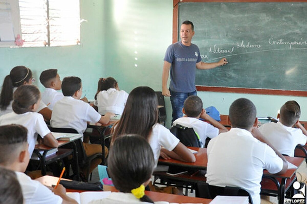Alertan por reducción de futuros maestros en México