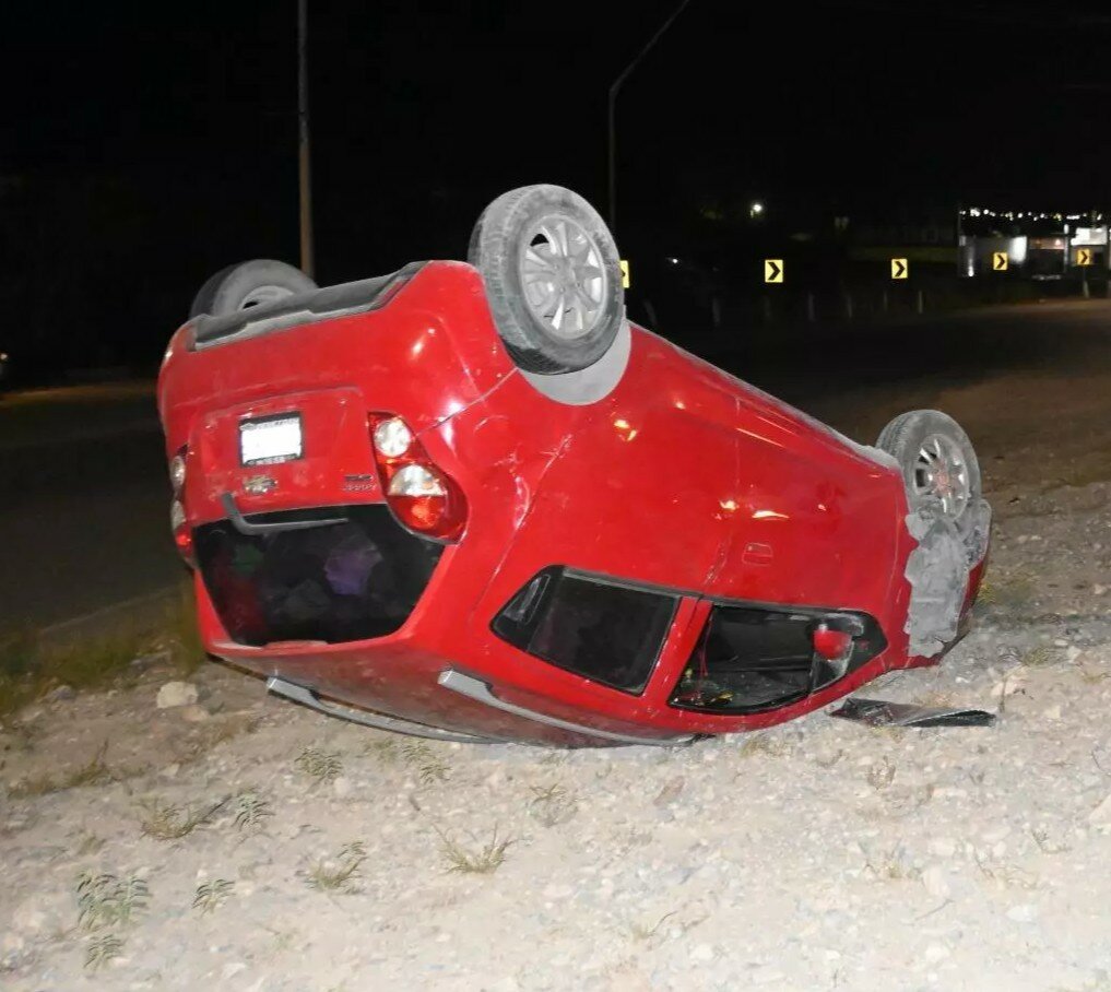 Aparatosa volcadura termina con vehículo abandonado en Monclova