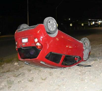 Aparatosa volcadura termina con vehículo abandonado en Monclova