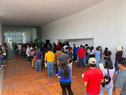 Buscadores de empleo acudieron masivamente para integrarse a nuevas oportunidades laborales disponibles.  Cientos de monclovenses acudieron durante el sábado