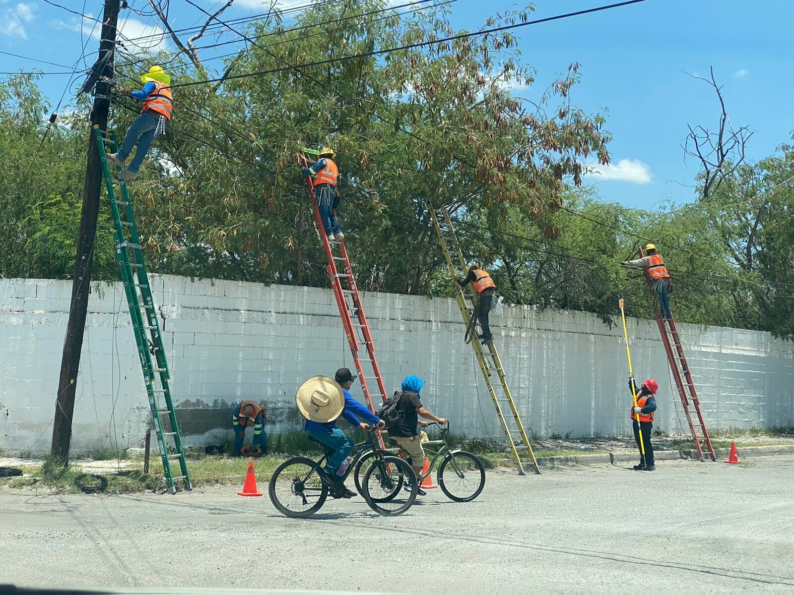 Golpes de calor acechan a trabajadores bajo el intenso sol