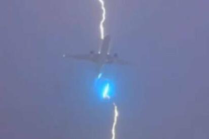 Rayo golpea avión comercial ¿Qué le pasó a los 200 pasajeros?