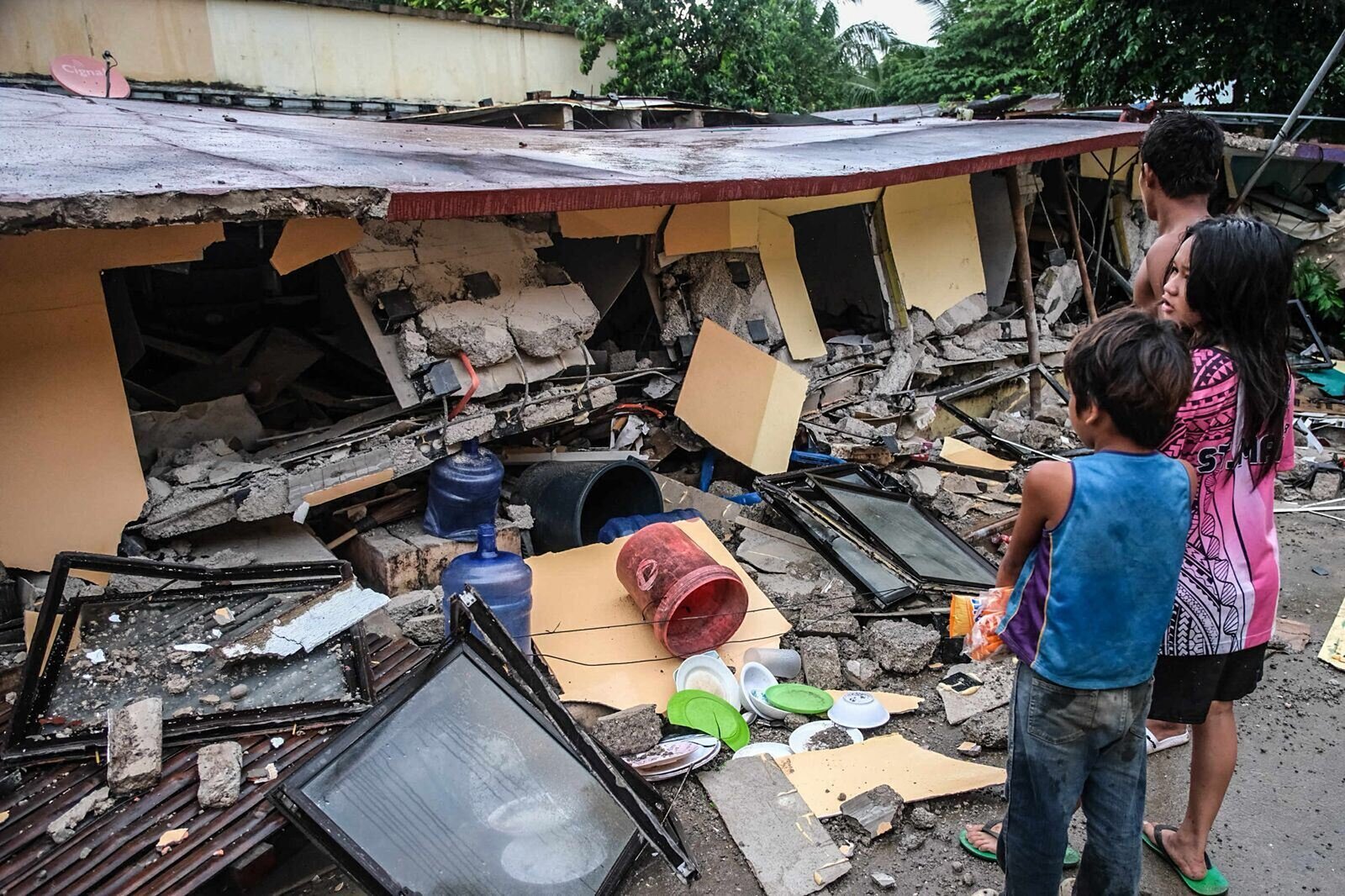 Aumenta a 61 la cifra de víctimas por el terremoto en Mindanao