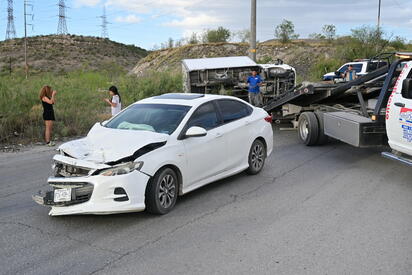 Invade carril y choca contra camión en circulación