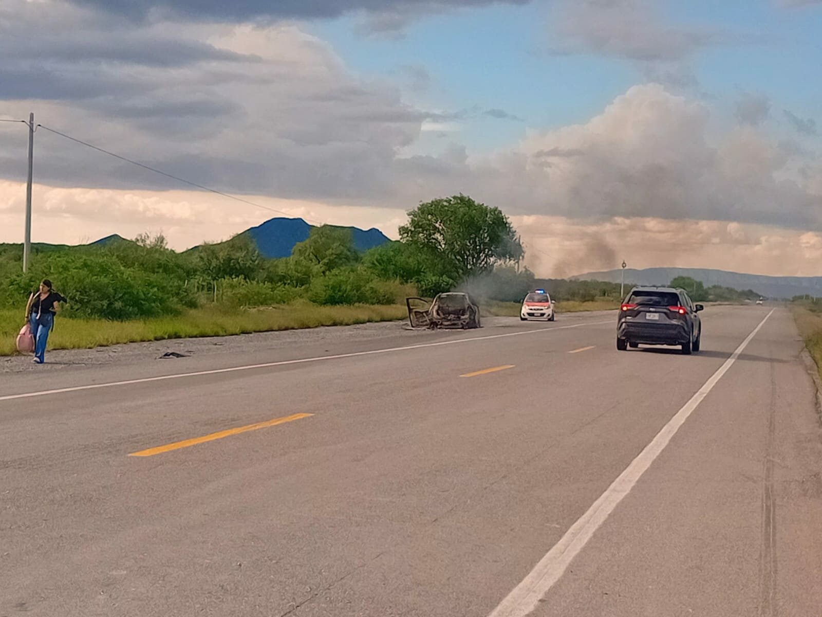 Accidente vial: Nissan terminó incendiado tras múltiple choque en la Federal 57.