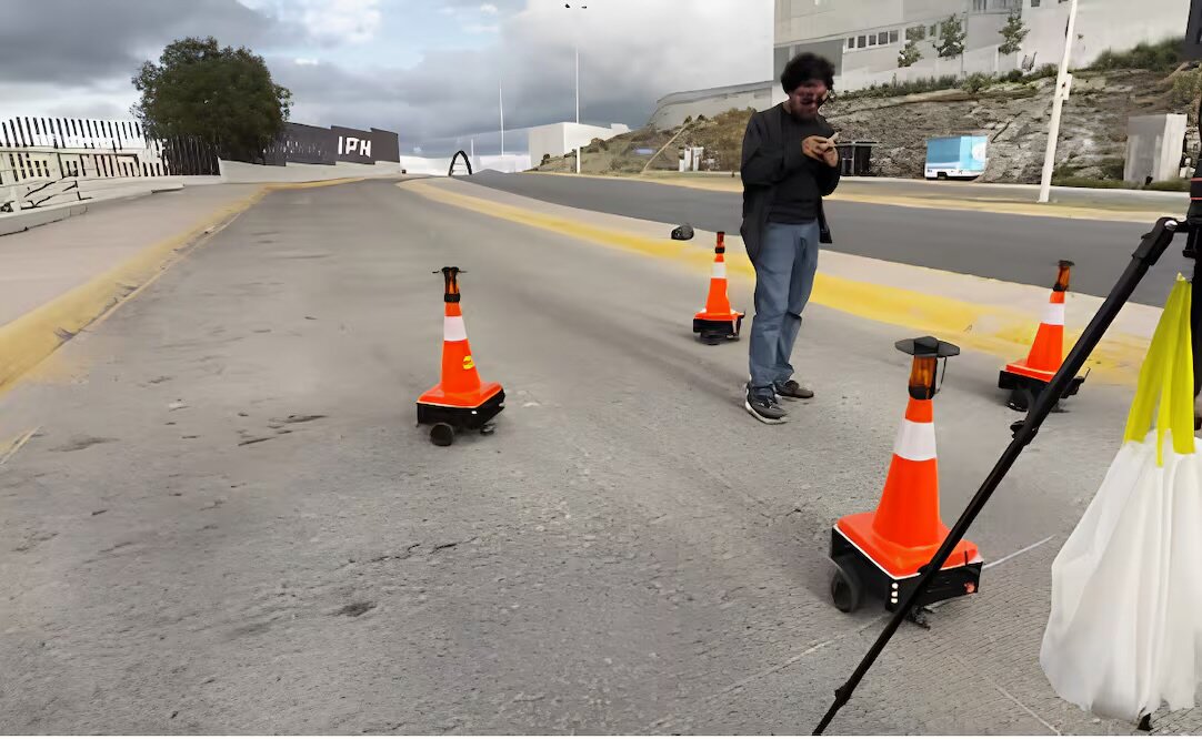 Egresados y maestros del IPN crean conos robotizados