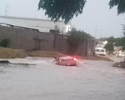 Vehículo queda atrapado en el Arroyo Primavera tras intensa corriente
