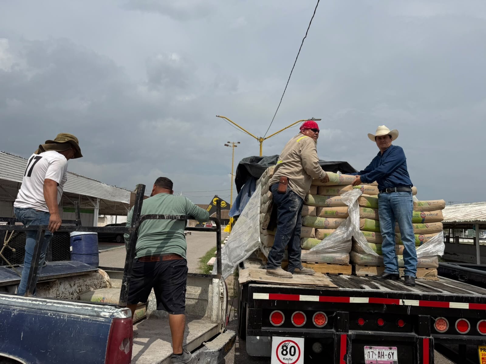 Entregan cemento a familias de San Juan de Sabinas mediante programa social