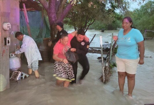 Lluvias torrenciales provocan inundaciones, apagones y suspensión de clases en la Región Cinco Manantiales