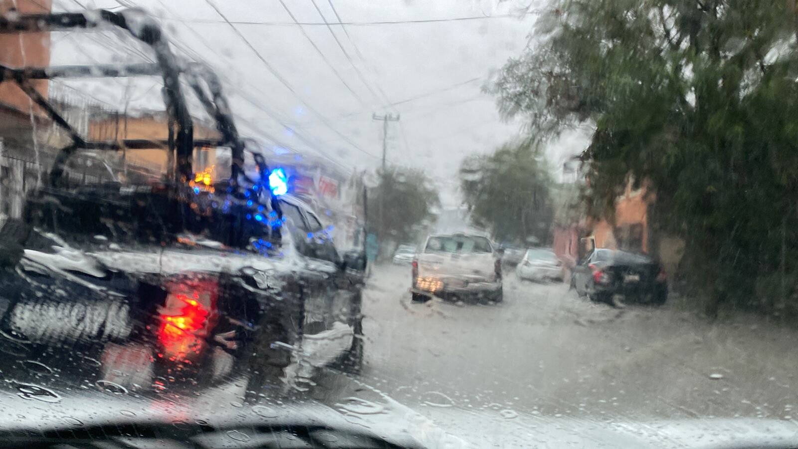 Rescatan a familia atrapada por inundación en el Centro de Monclova