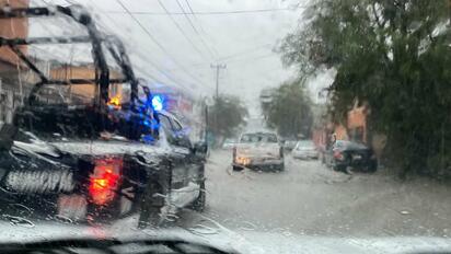 Lluvias provocan anegaciones en diversas vialidades.  Una familia que quedó atrapada en medio de una fuerte acumulación de agua fue rescatada por elementos