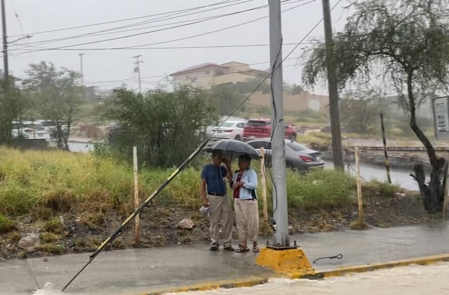 Lluvia paraliza Monclova y deja vehículos varados
