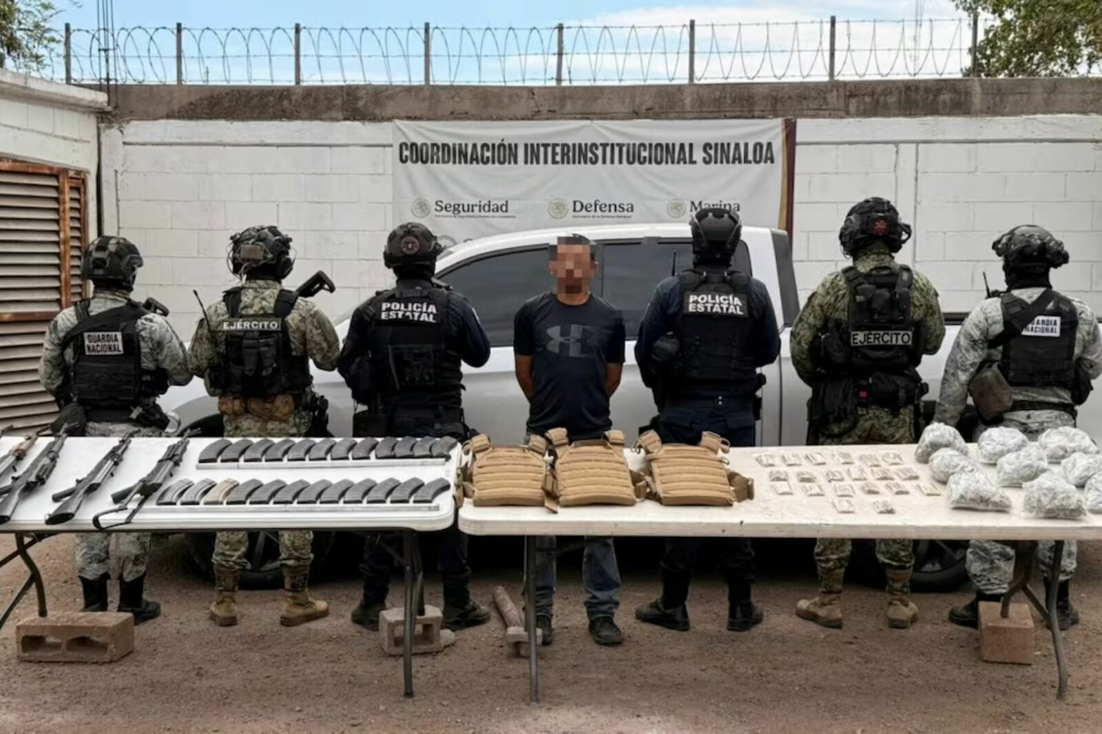 Detienen a sujeto armado en Sinaloa; le aseguran cinco AK-47, cargadores y droga