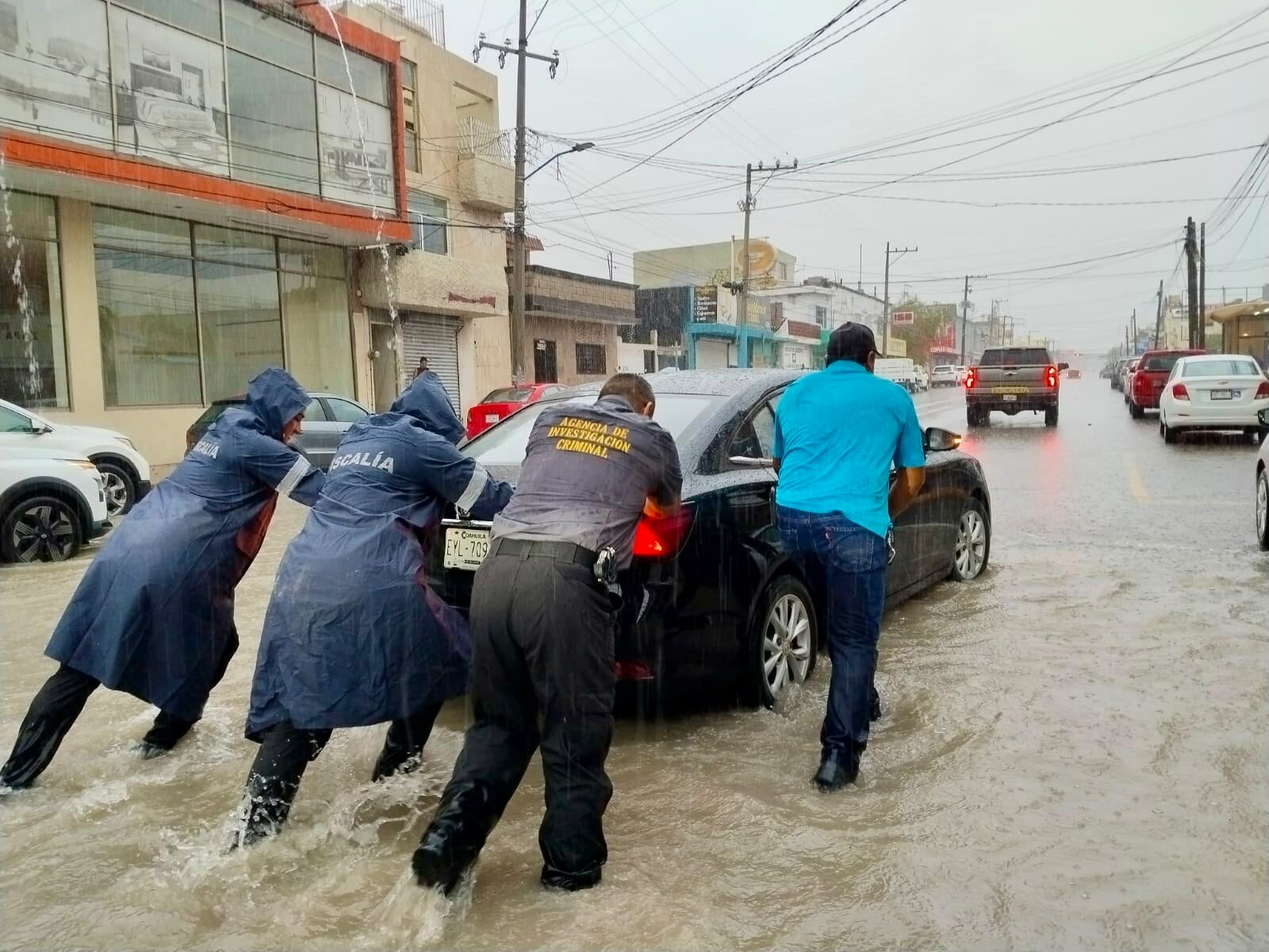 Agencia de Investigación Criminal auxilia a familias y automovilistas durante las intensas lluvias