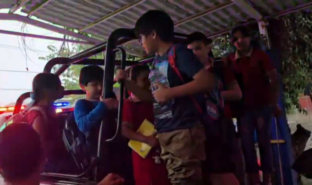 Evacúan a alumnos por inundación en primaria de la Elsa en Monclova