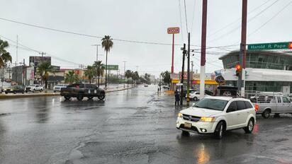 Automovilistas ignoraron advertencias.  Monclova, Coahuila.- Las intensas lluvias registradas la mañana de este lunes provocaron el cierre