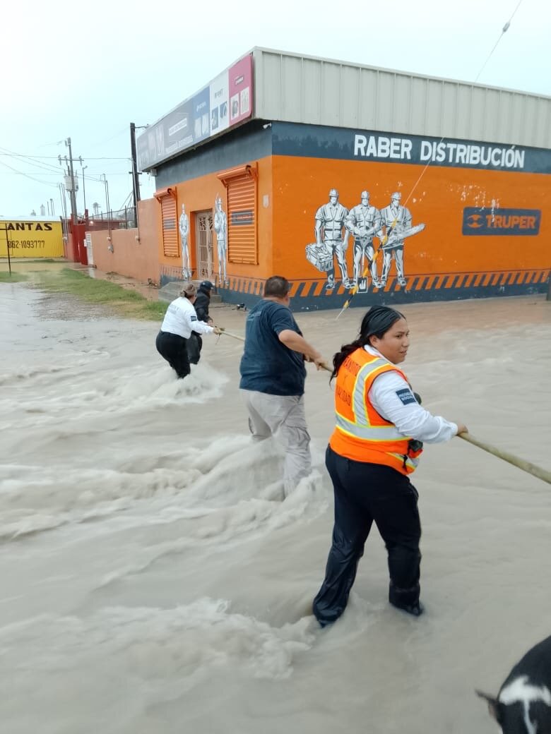 Rescatan a dos personas atrapadas por la corriente en el bulevar República