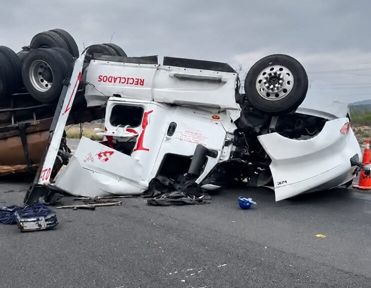 Vuelca tráiler y paraliza tránsito en la carretera 53; cientos quedan varados por horas