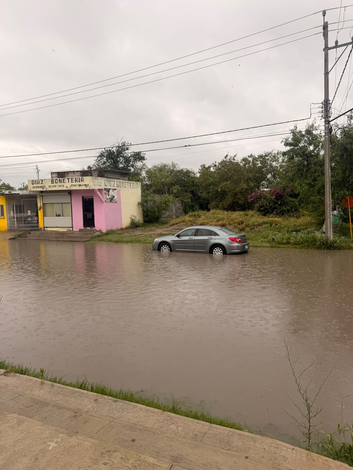 Lluvias obligan cierre de calles; Mantienen alerta preventiva