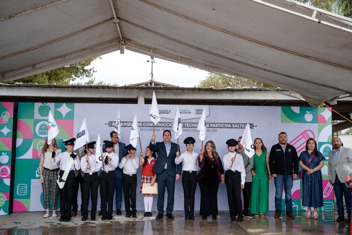 Construyen techumbre en secundaria del surponiente de la ciudad