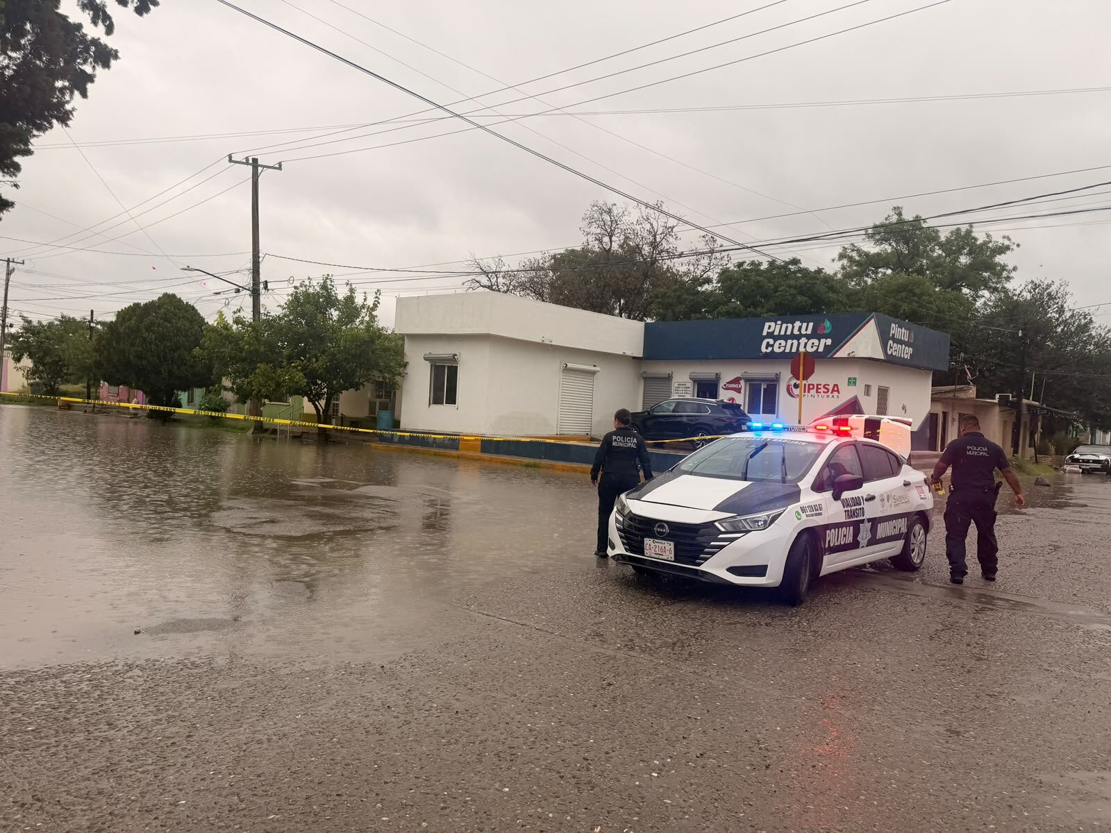 Lluvias obligan cierre de calles; Mantienen alerta preventiva