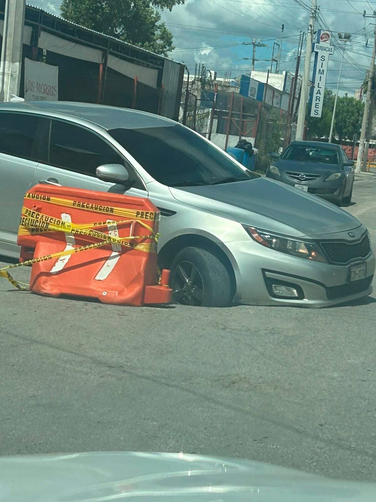 Automóvil cae en socavón en colonia Cumbres