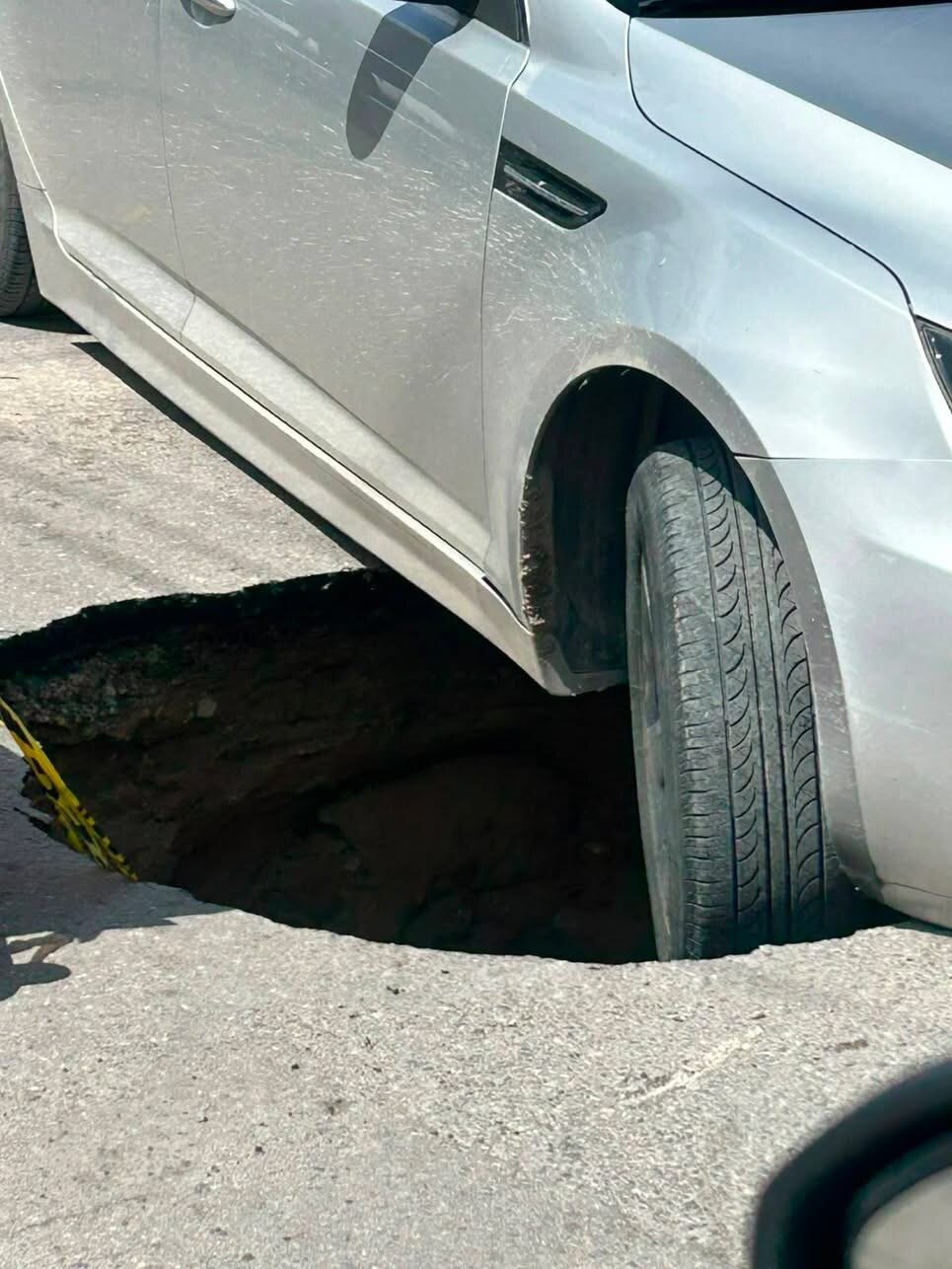 Pavimentación: Vecinos reportaron que un automóvil cayó en un socavón ubicado sobre la calle Juan de la Barrera