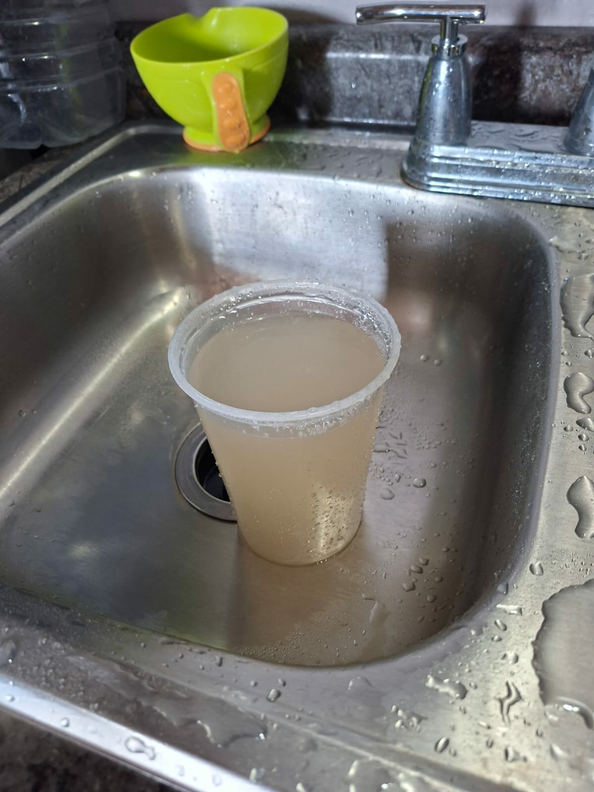 Vecinos reportan agua turbia en diversas colonias de Piedras Negras tras las lluvias